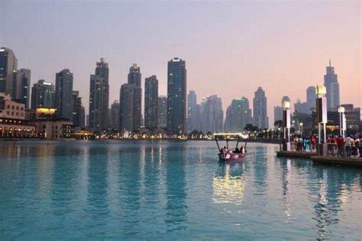 Can Americans live and work in Dubai?