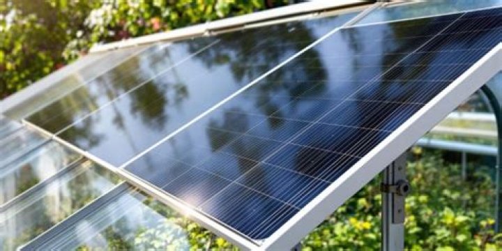 Can solar panels power a greenhouse?