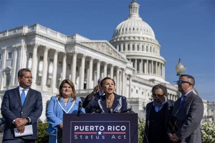 Can US citizens legally work in Puerto Rico?