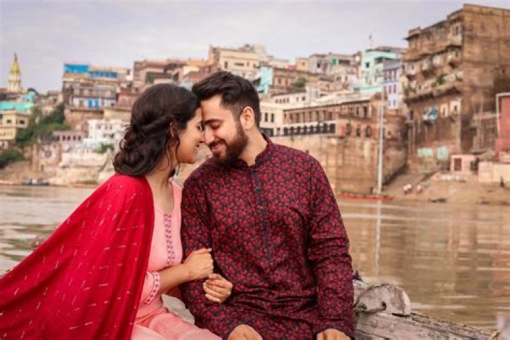 Can wife and husband work in same company?