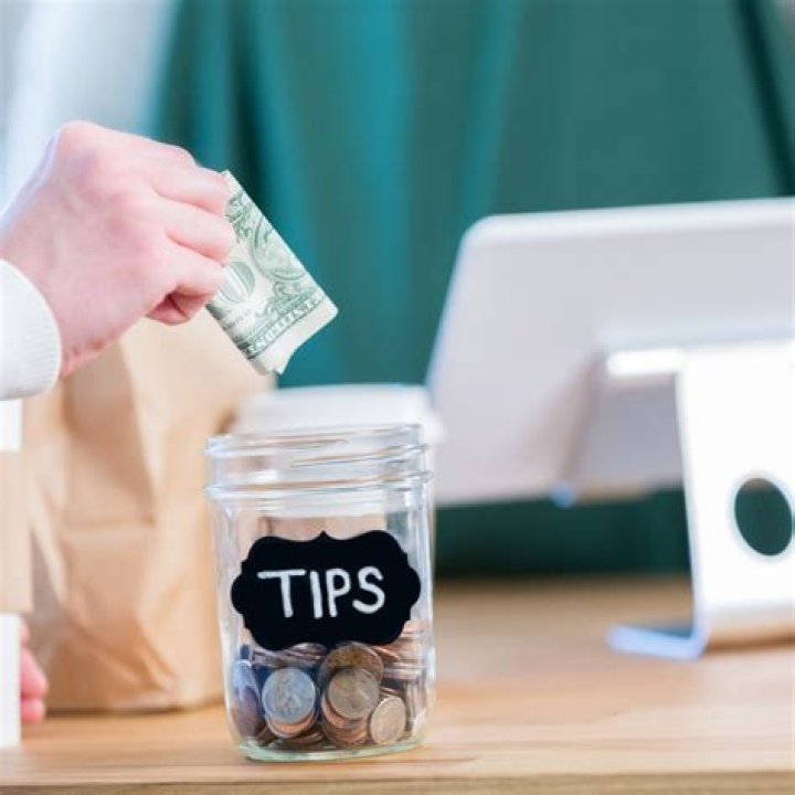 Do servers keep cash tips?