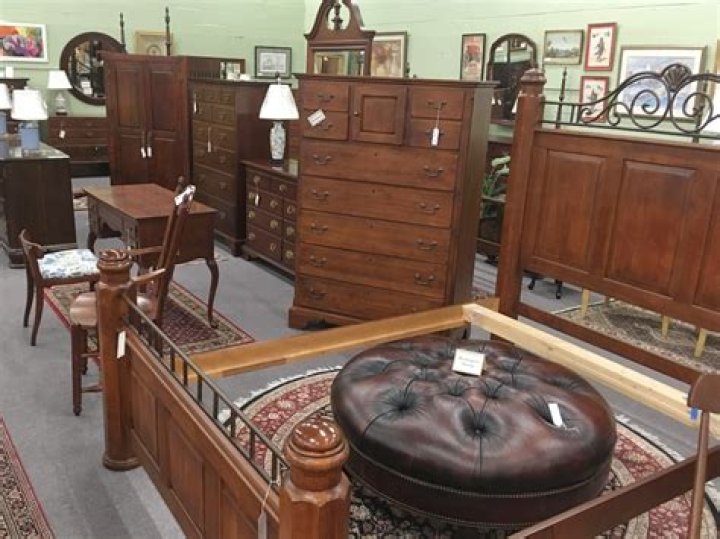 How do antique consignment shops work?
